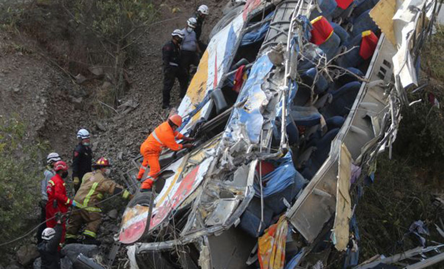 bus sletio provalija peru.jpg